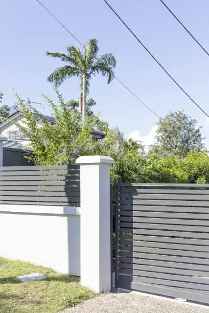 Modular wall wit slat fence